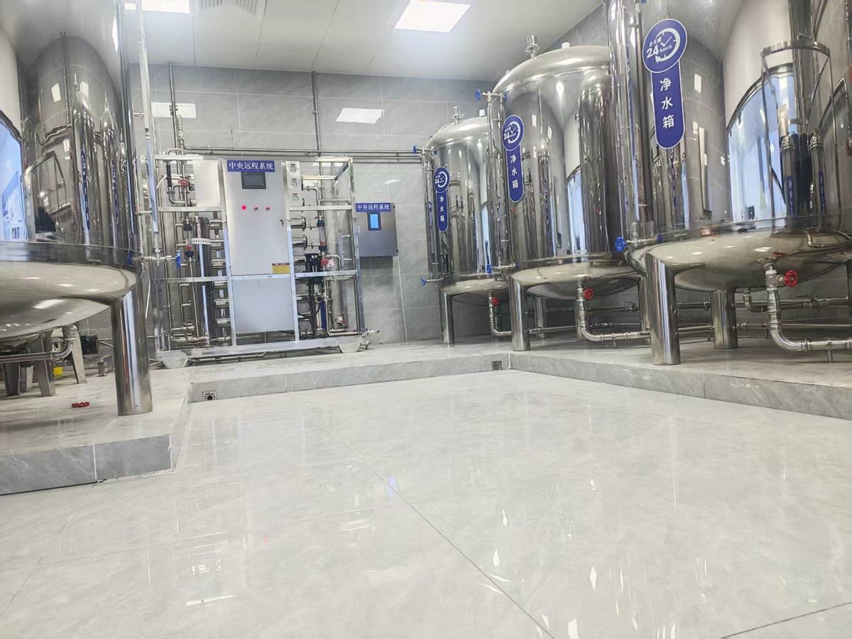 标准机房设备间实景：中央远程控制系统与过滤机组
